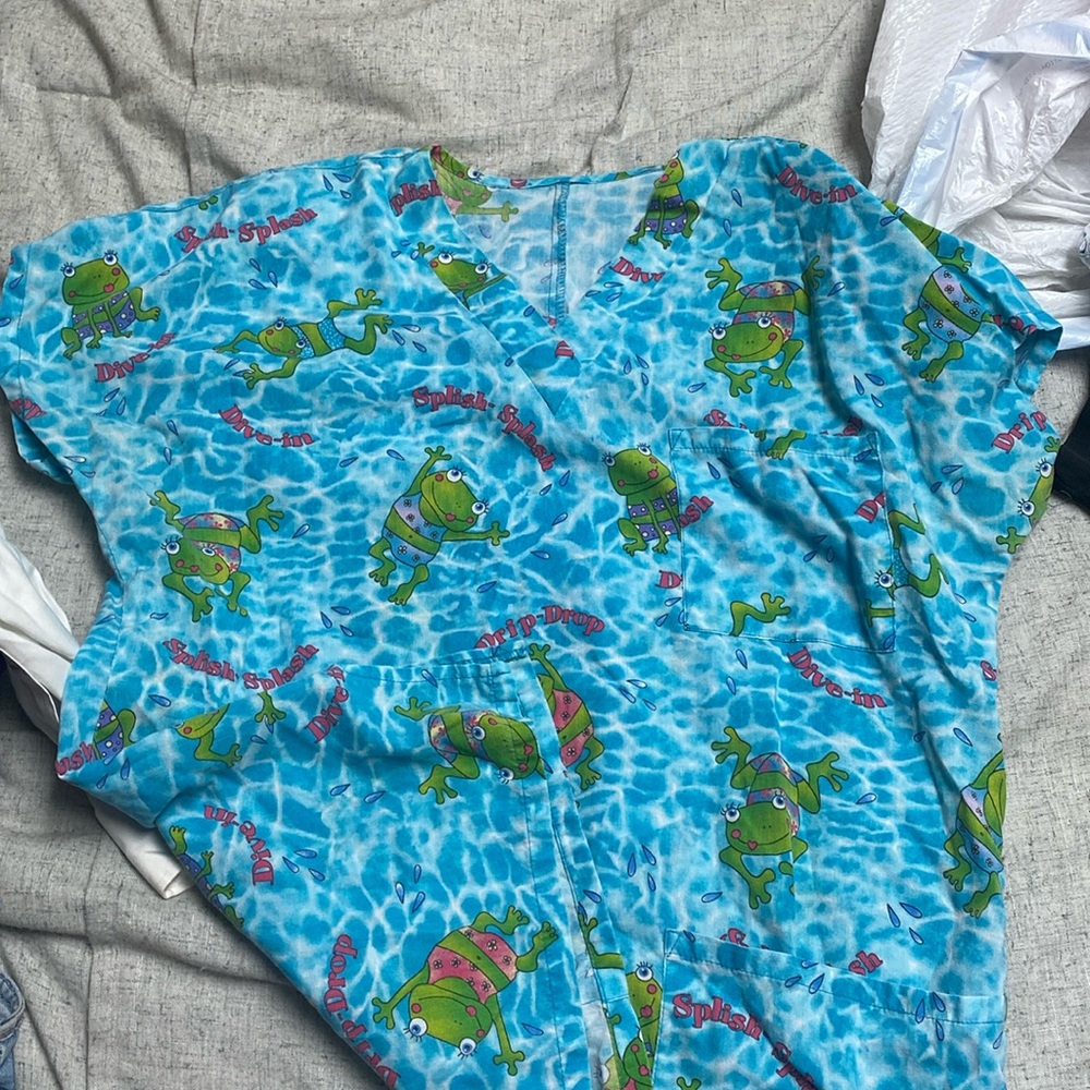 frog Scrub top size medium